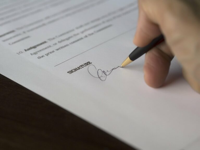 Personne signant un contrat d'assurance