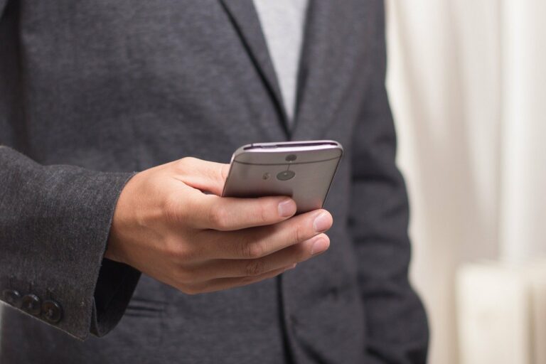 Homme d'affaire utilisant son téléphone